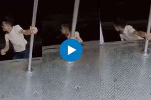 A young man's stunts in a running train Thrilling video from Mumbai local is going viral