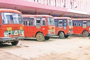 नागपुरातील एसटी कार्यालयासमोर महिलेचे उपोषण.. विभाग नियंत्रकांच्या विरोधात… state transportation woman employee on hunger strike