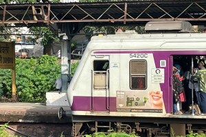 डोंबिवली लोकल मधील महिला डब्यात पुरूष फेरीवाल्यांची घुसखोरी, महिला प्रवासी त्रस्त dombivli local woman passengers suffer, dombivli passengers