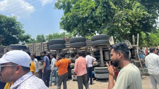 solapur four killed including school girl as truck overturn near aherwadi