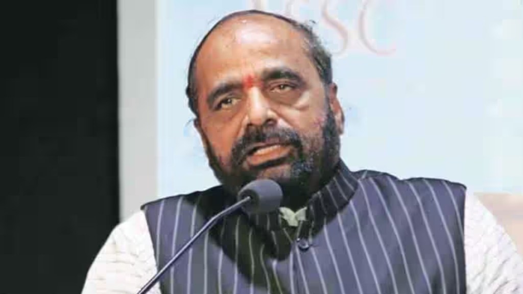 national commission for backward classes, chandrapur national commission for backward classes chairperson hansraj ahir, hansraj ahir angry on government officers