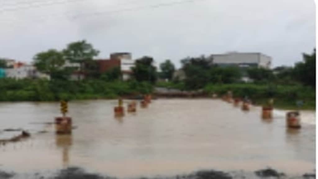 gondia heavy rain, gondia aamgaon road stopped, gondia aamgaon heavy rain, water flowing from the bridge