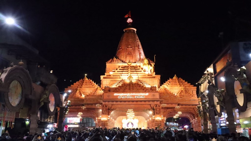 ganeshotsav 2023 pune, shreemant dagdusheth halwai ganpati mandir, decoration inaugurated by gurubaba maharaj ausekar