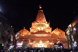 श्रीमंत दगडूशेठ हलवाई गणपती : श्रीराम मंदिर देखाव्याचे गुरुबाबा महाराज औसेकर यांच्या हस्ते उद्घाटन ganeshotsav 2023 pune, shreemant dagdusheth halwai ganpati mandir, decoration inaugurated by gurubaba maharaj ausekar
