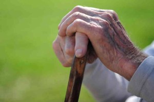वेडसर, निराधार वृध्दाच्या संशयास्पद भटकंतीचा शेवट… nagpur police, old telugu man, nagpur police helped old telugu man who left home