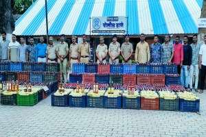 dhule police, smuggling liquor of rupees 20 lakhs, 2 detained by dhule police, liquor smuggling in vegetable crates