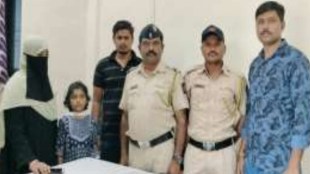 kalyan police constable saved a woman, vithalwadi railway station woman fall