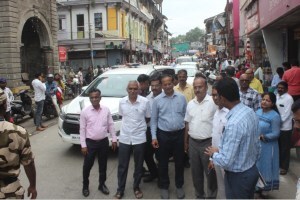 नाशिकमध्ये मोटारीतून मिरवणूक मार्गाची पाहणी, मनपा आयुक्तांकडून अतिक्रमण हटविण्याची सूचना nashik municipal commissioner ganesh visarjan, nashik municipal commissioner instructed to remove encroachment