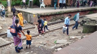 dombivli railway station, people walking on the railway track
