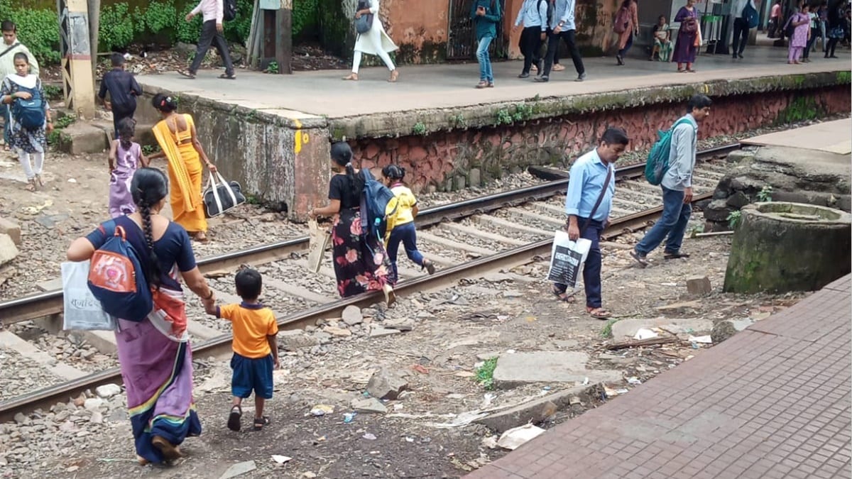 dombivli railway station, people walking on the railway track