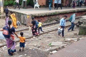 डोंबिवली रेल्वे स्थानकात रेल्वे मार्गातून प्रवाशांची ये-जा dombivli railway station, people walking on the railway track