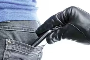 गणेशोत्सवाच्या गर्दीत मोबाइल चोरणाऱ्याला पकडले; ३१ मोबाइल जप्त pune police nabbed thief, 31 mobile phones seized by pune police, theft in pune during ganeshotsav