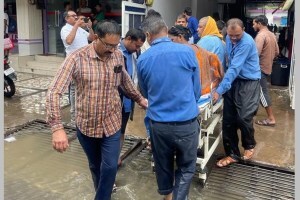 नागपूर : केअर रुग्णालयातील ७० रुग्ण इतरत्र हलवले; पावसाचा तडाखा, धावाधाव nagpur hospital, heavy rainfall in nagpur, heavy rain in nagpur, patients shifted to other hospitals in nagpur