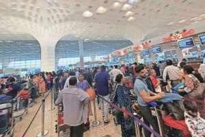मुंबई विमानतळावर बॅगेत बॉम्ब ठेवल्याचा दूरध्वनी bomb at mumbai airport, mumbai police received threat call, bomb in blue bag, blue bag at mumbai airport