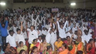 uproar in teachers bank meeting at sangli, sangli teachers bank meeting, eggs thrown in teachers bank meeting at sangli