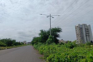 द्रोणागिरीच्या रस्त्यांवर भर दिवसा पथदिवे सुरू, सिडकोच्या वीज विभागाचा सावळागोंधळ उजेडात dronagiri road street lights, street lights on at dronagiri road, uran dronagiri road street lights on in daylight