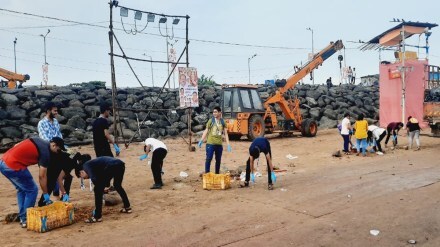 cleaning campaign at mumbai beach, mumbai municipal corporation, bmc cleaning campaign at sea area