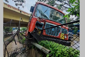 चिंचवडमध्ये एसटी बस रस्ता दुभाजकाला धडकली; प्रवासी बचावले pimpri chinchwad st bus accident, st bus accident chinchwad, today st bus accident in pune, st bus hits divider in chinchwad, st accident
