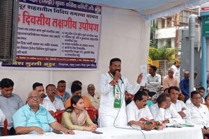 चंद्रपूर महापालिका प्रशासनाच्या विरोधात काँग्रेसचे आंदोलन youth congress protest in chandrapur, youth congress shivani wadettiwar chandrapur, congress leader vijay wadettiwar