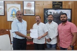 नाशिकमधील कोंडीवर मुबलक वाहनतळ, रुंद रस्त्यांचा तोडगा शक्य; शिवसेनेचे सर्वेक्षण मनपाकडे सादर nashik traffic jam, nashik shivsena survey, shivsena survey submitted to nashik municipal corporation