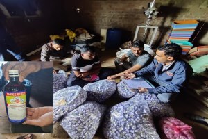 dhule police raid, dhule police raid at liquor den, liquor den distroyed in dhule, 10 lakh rupees liquor destroyed by police in dhule