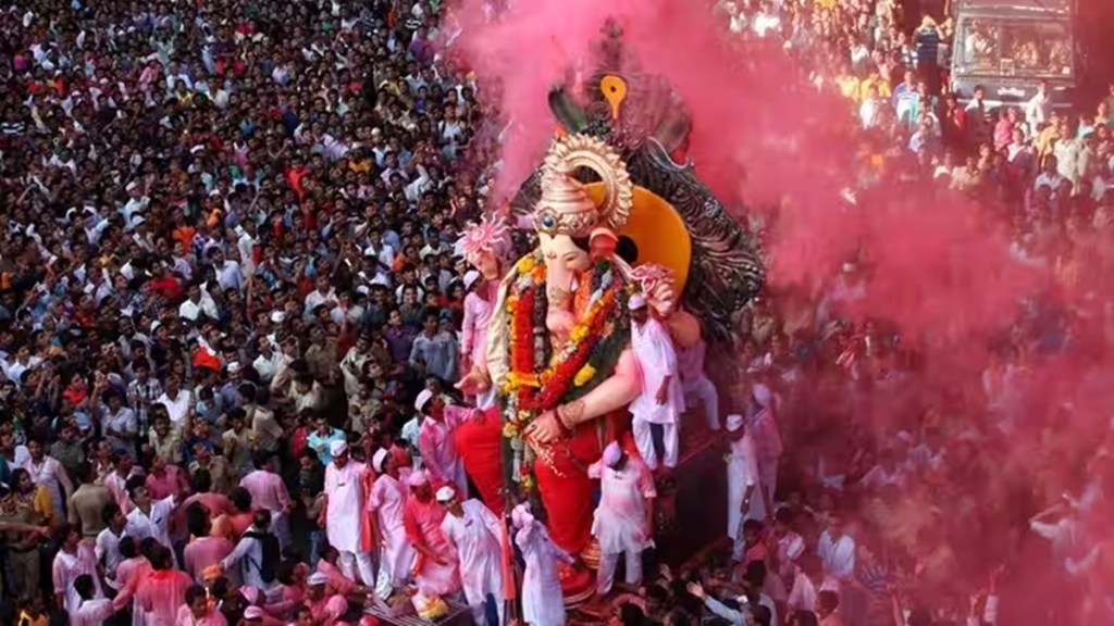 thailand tourists came to see ganesh visarjan, mumbai ganesh visarjan, thailand tourists in mumbai, ganesh visarjan mumbai