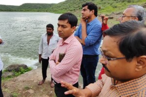 धुळ्यातील संभाव्य पाणी टंचाईवर उपाययोजना; जिल्हाधिकाऱ्यांकडून तलावांची पाहणी Collector Abhinav Goyal