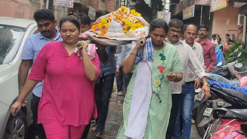 daughters who took care of their father's body
