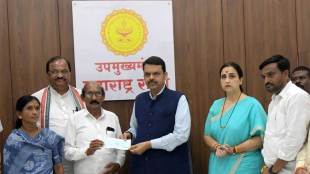dcm fadnavis handover 5 lakh cheque to the ankita parents