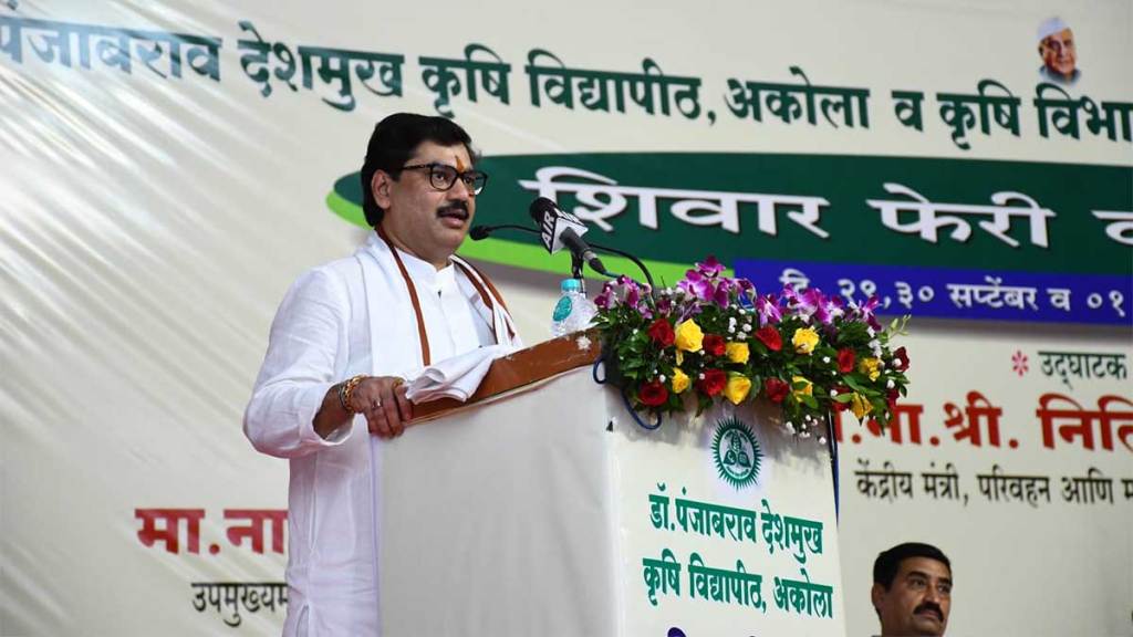 maharashtra agriculture minister dhananjay munde praise union minister nitin gadkari in event at akola