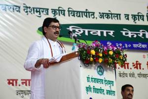 अकोला: नितीन गडकरींमुळेच मी कृषीमंत्री; धनंजय मुंडेंच्या वक्तव्याने भुवया उंचावल्या maharashtra agriculture minister dhananjay munde praise union minister nitin gadkari in event at akola