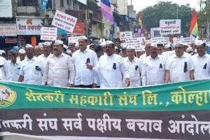 शेतकरी संघाचे अधिग्रहण मागे घेण्यासाठी कोल्हापुरात मोर्चा; राज्य शासन,पालकमंत्री, जिल्हाधिकाऱ्यांच्या विरोधात घोषणाबाजी shetkari sangh march at collector office in kolhapur