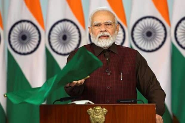 पंतप्रधान नरेंद्र मोदी यांनी रविवारी नवी दिल्लीत व्हिडिओ कॉन्फरन्सिंगद्वारे नऊ वंदे भारत एक्सप्रेस गाड्यांना हिरवा झेंडा दाखवला. (Image Credit-PTI)