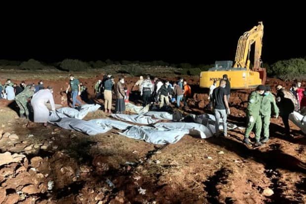 या आपत्तीला ३६ तासांहून अधिक काळ लोटल्यानंतर मंगळवारी डेर्ना येथे बाहेरील मदत पोहोचण्यास सुरुवात झाली. पुरामुळे किनारपट्टीजवळील शहरांमधील रस्ते खराब झाले आहेत. (PC : Associated Press)