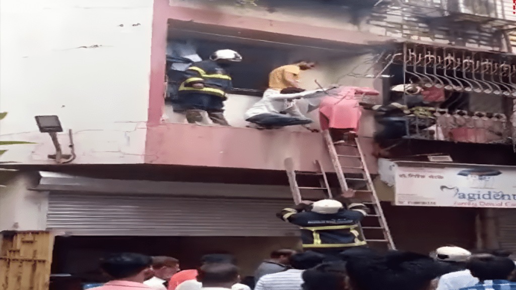 five-storey building Sakinaka ​​Andheri East fire Firefighters safely evacuated 33 residents building mumbai