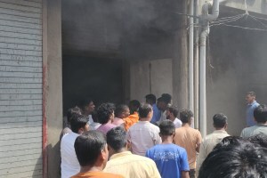 चिखली: शिंदे रुग्णालय परिसरातील गोदामाला आग; रुग्ण सुरक्षित स्थळी हलविल्याने प्राणहानी टळली fire in godam