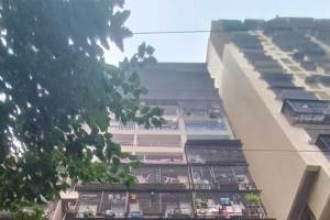 मुंबई : गिरगावमधील बहुमजली इमारतीला आग; इमारतीत अडकलेल्या २७ रहिवाशांची सुखरूप सुटका Fire at a multi storey building in girgaon 27 residents rescued safely from building