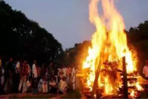 अंत्ययात्रेत आले अन तिरडी सोडून नातेवाईकांनी नदीत मारल्या उड्या! जाणून घ्या नेमके काय घडले… people ran away leaving the dead body