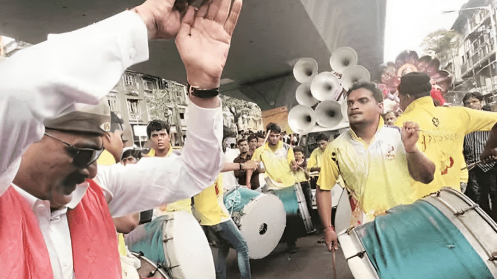 ganapati processions Ramji ki Nikli Savari Bharat Ka Baccha Baccha Jai ​​Shriram Bolega popular songs mumbai