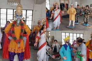पुणे: विठ्ठला कोणता झेंडा घेऊ हाती! एक कार्यकर्ता विठुरायाकडे प्रार्थना करणारा देखावा dekhava of Political transition