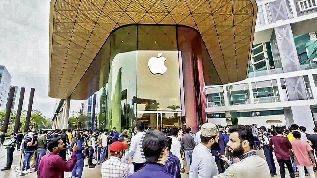 apple stores in mumbai long queues of customers seen to purchase iphone 15 series mobile