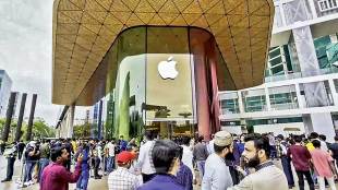 apple stores in mumbai long queues of customers seen to purchase iphone 15 series mobile