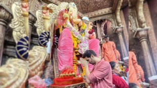 kartik aaryan at Lalbaugcha Raja