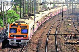 कसारा-सीएसएमटी रेल्वे वाहतूक ठप्प, खर्डी रेल्वे स्थानकाजवळ मालगाडीच्या इंजिनात बिघाड Kasara-CSMT railway stopped
