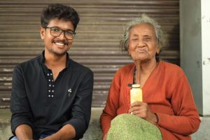 फाड फाड इंग्रजी बोलतेय ‘ही’ वृद्ध महिला; पोटासाठी मागते भीक, तरुणाच्या मदतीमुळे बदलले तिचे आयुष्य, पाहा Viral Video this elderly woman begging on road speaks fluent english when man talked then this happened