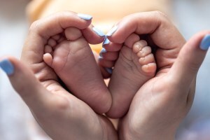 आग लागलेल्या इमारतीत अडकली होती २ वर्षाची चिमुकली, दिल्ली पोलिस अधिकाऱ्याने वाचवले प्राण baby