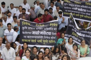 मार्केट यार्डात मासळी बाजार सुरू करण्याच्या निर्णयाला विरोध; कृषी उत्पन्न बाजार समितीच्या कार्यालयावर मोर्चा morcha