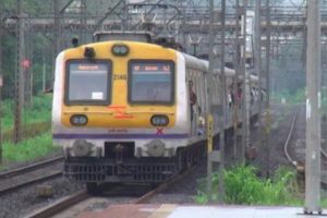 मध्य रेल्वेचे वेळापत्रक कोलमडले, तांत्रिक बिघाडामुळे प्रवाशांना पायपीट mumbai-local