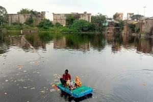हिंदू मुस्लिम एकतेचे अनोखे प्रतीक; तब्बल बारा वर्षांपासून मुस्लिम बांधावाकडून होते बाप्पाचे विसर्जन ! muslim brothers immersed ganesha from twelve years in washim