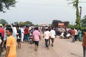 three killed after speeding truck carrying iron collided with two wheeler